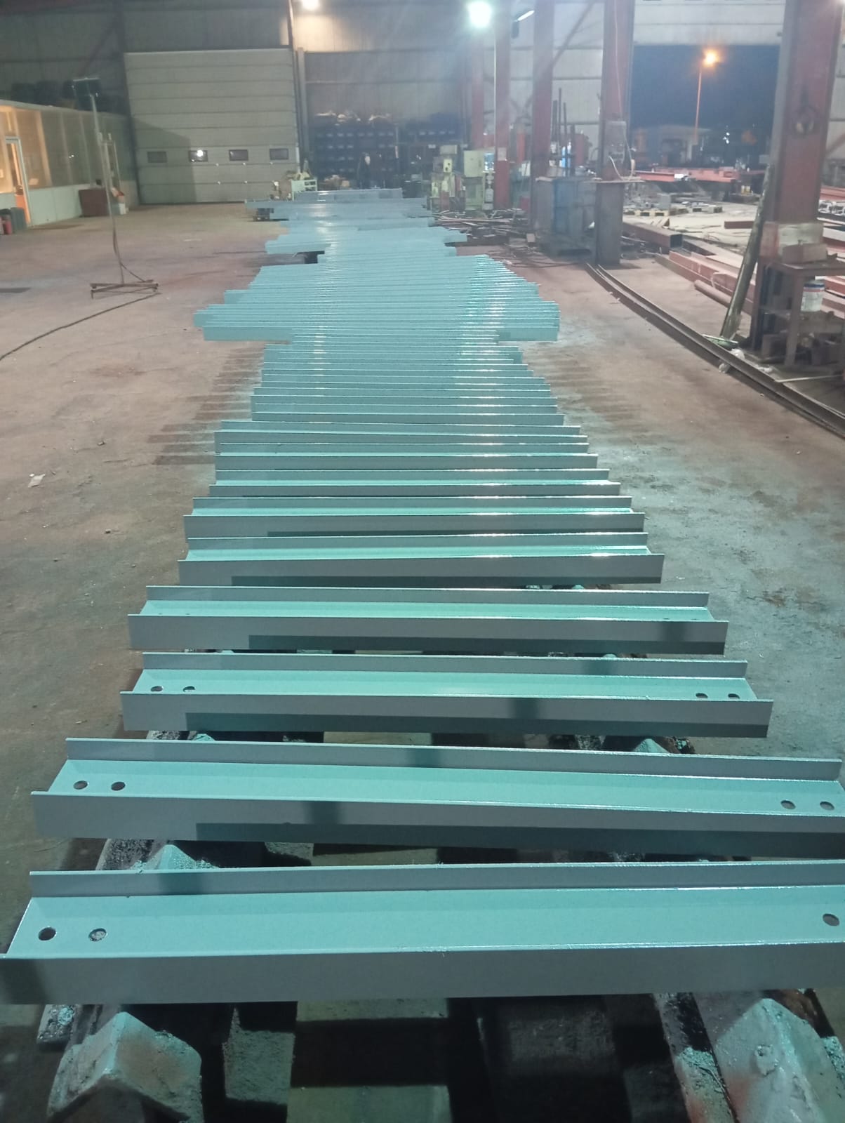 Sıralı Olarak Hazırlanmış Uzun Çelik Kirişler