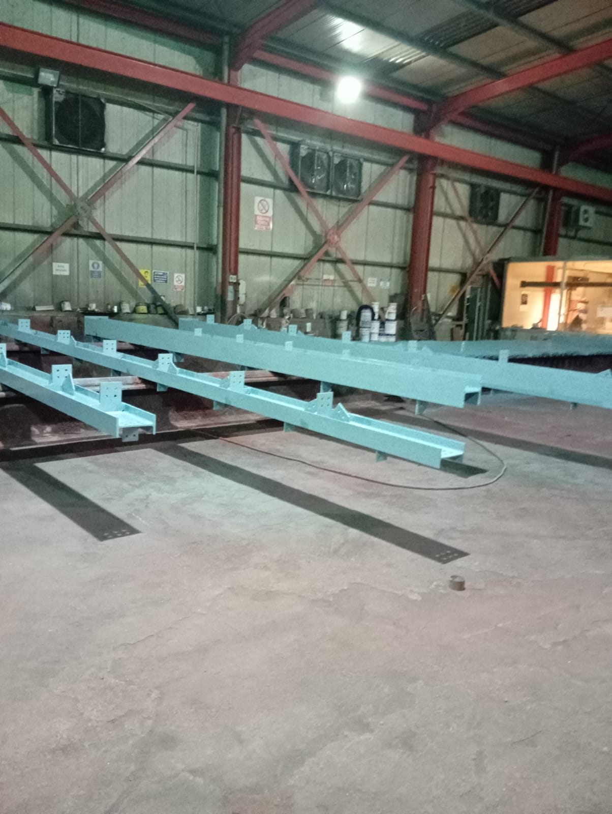 Fabrika İçinde Açık Renk Çelik Konstrüksiyonlar