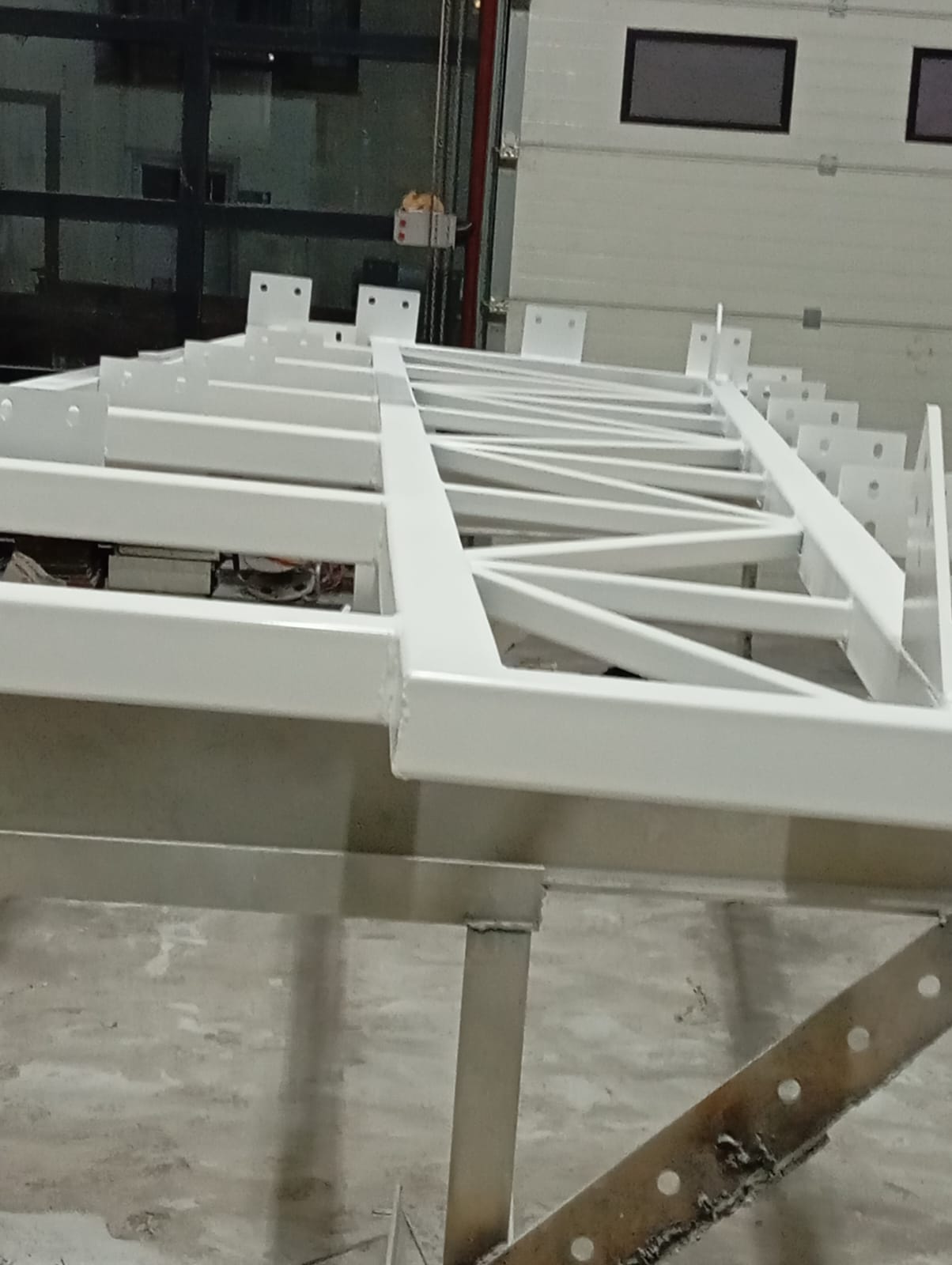 Beyaz Kafesli Çelik Konstrüksiyon Elemanları
