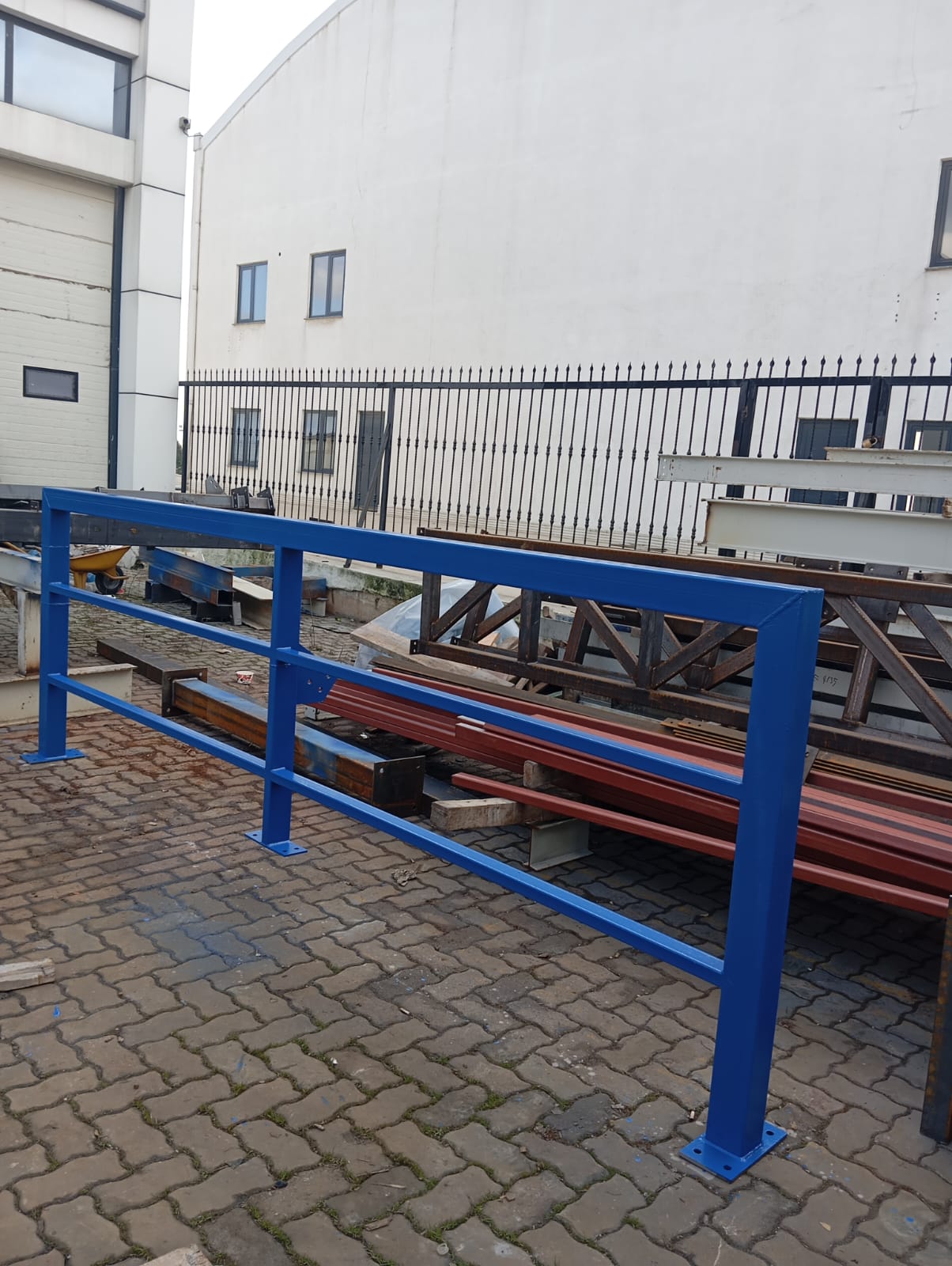 Mavi Endüstriyel Korkuluk ve Bariyerler